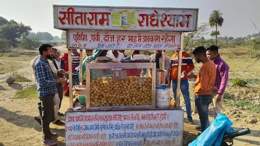 પાણીપુરી ખાતા પહેલા અહીં બતાવવું પડશે આધાર કાર્ડ, જુઓ ફની વીડિયો