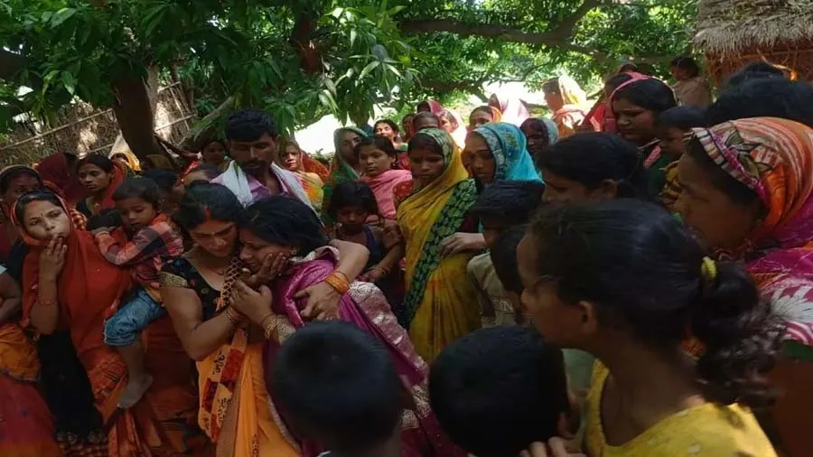 રાત્રે પરિવારના સભ્યોના ખબર અંતર પૂછ્યા, સવારે આંબાના ઝાડ પર લટકતો મળ્યો યુવાન