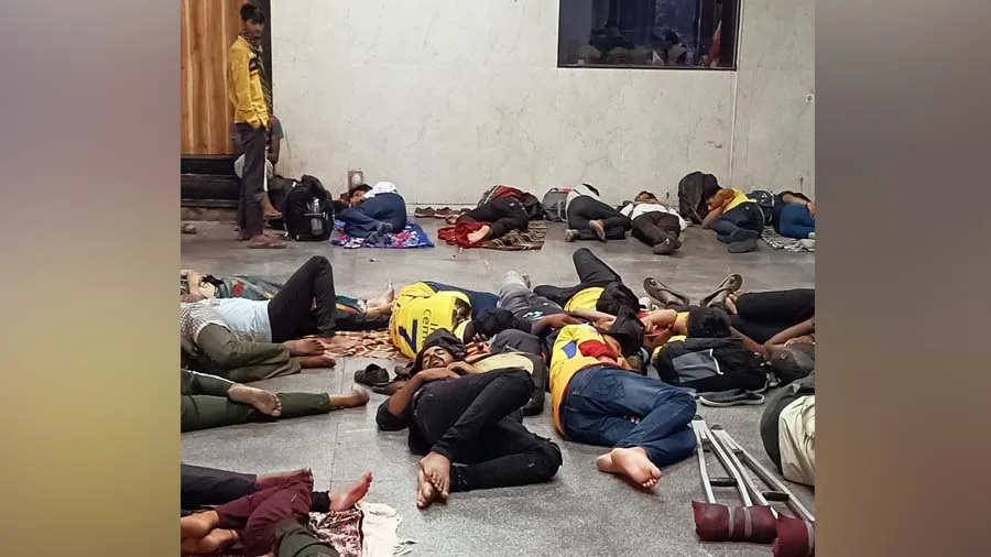 માહીના ફેન્સના અરમાનો પર વરસાદે ફેરવ્યું પાણી, જમીન પર સૂઇને વીતાવી રાત, Video