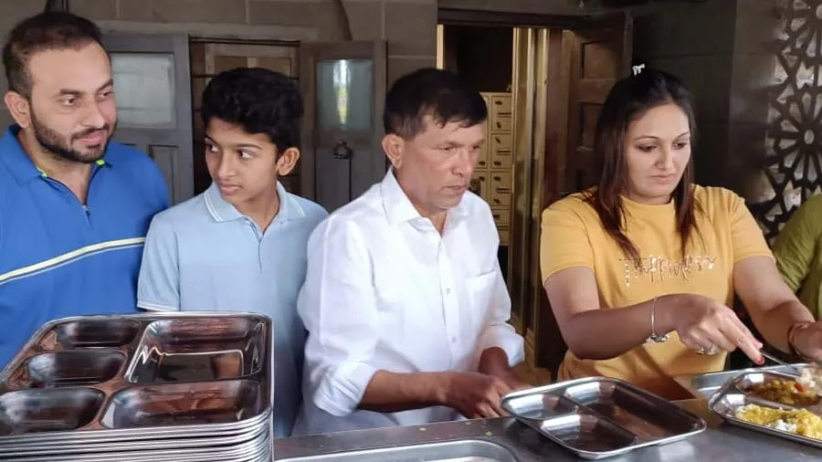 વિદ્યાર્થીએ જન્મદિવસ પર ભિક્ષુકોને ભોજન કરાવ્યું