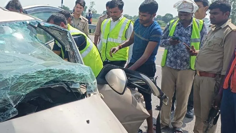 એક્સપ્રેસ-વે પર ભીષણ અકસ્માત, કાર સવાર નેતાની માતા-પિતા અને દીકરા સાથે મોત