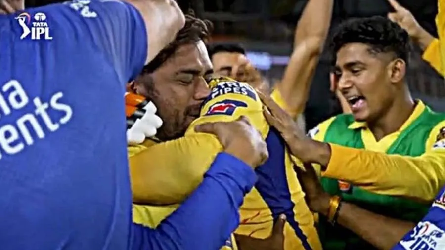 જીત બાદ ભાવુક થયો ધોની, જાડેજાને હાથથી ઊંચકીને આંખો બંધ કરી, દીકરી તરફ જોઈ રહ્યો