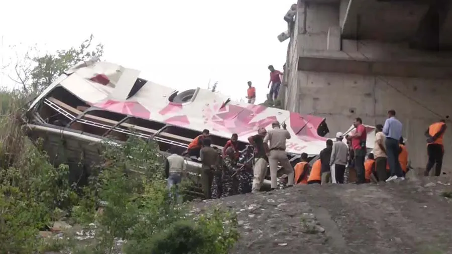 વૈષ્ણો દેવી જઈ રહેલી બસ ઊંડી ખીણમાં ખાબકી, 10 લોકોના મોત