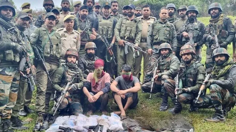 પ્રેશર કુકરમાં વિસ્ફોટકો લઇને પાક ઘુસણખોરો કશ્મીરમાં ઘુસતા હતા, 3ને સેનાએ ઝડપ્યા