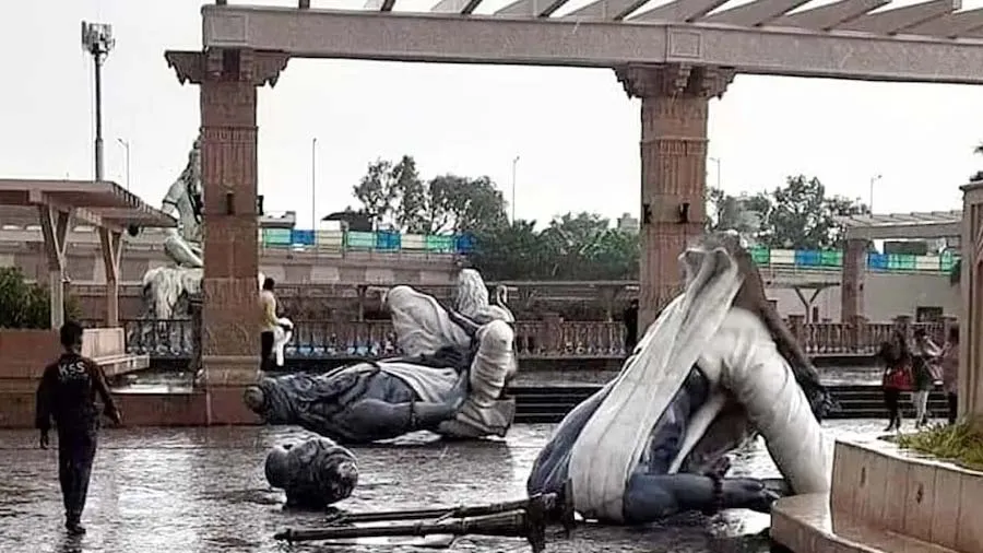 ઉજ્જૈન મહાકાલ મંદિરમાં મૂર્તિઓ તૂટી ગઇ, સુરતના કોન્ટ્રાક્ટરે બનાવી હતી