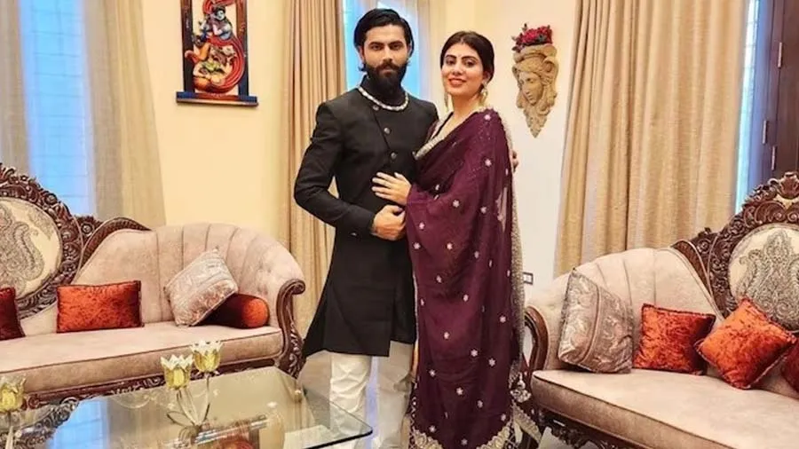 જાડેજાની પત્ની રીવાબા બીજી ક્રિકેટર પત્નીઓથી છે એકદમ અલગ, જાણો પહેલીવાર ક્યાં..