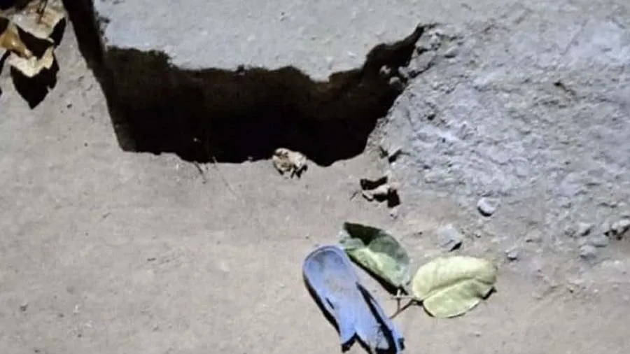 ચંપલ રીપેર કરવા ઘરે આવ્યો મોચી, શિક્ષકના પેટમાં ઘુસાડી દીધી કેંચી, કારણ નજીવું..