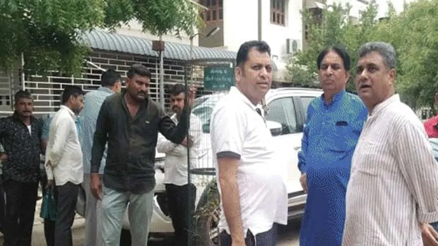 હત્યા કેસના વોન્ટેડ આરોપીનો ગાંધીનગરમાં કોંગ્રેસ નેતાના ઘરે તલવાર-ધોકાથી હુમલો