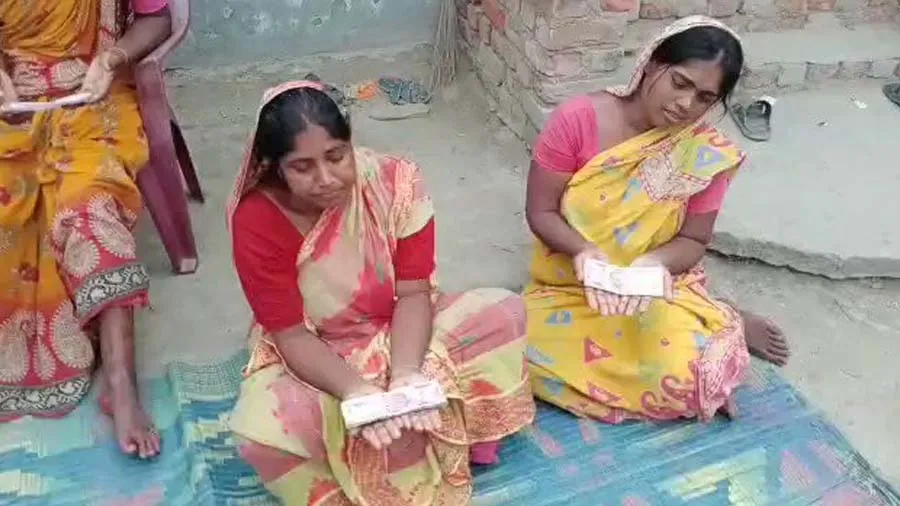 ઓરિસ્સા ટ્રેન અકસ્માતના પીડિતોને મદદનાં નામ પર મંત્રીએ વહેચી 2-2 હજારની નોટ!