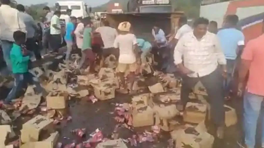 રસ્તા વચ્ચે પલટી ગયો બીયર ભરેલો ટ્રક, લોકો એટલા ભેગા થઇ ગયા કે હાઇવે જામ