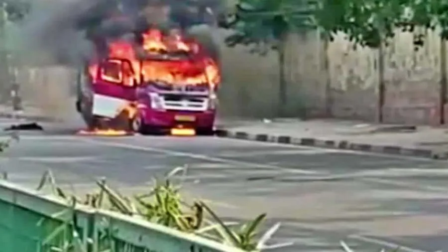 મણિપુરમાં દંગાખોરોએ એમ્બ્યુલન્સમાં લગાવી આગ, 1 બાળક સહિત 3 જીવતા ભૂંજાયા