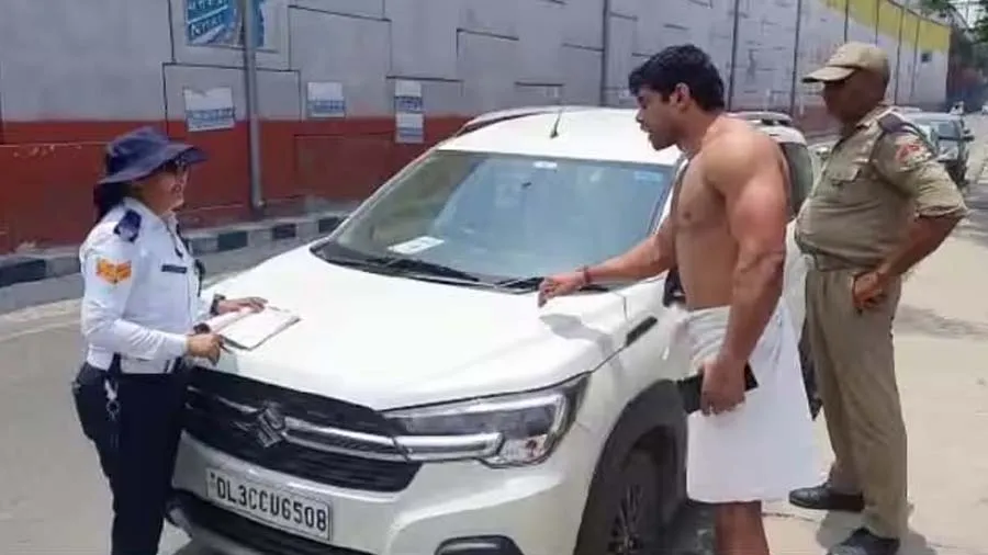 હું પોલીસમાં છુ, ટુવાલમાં આવીને ધોંસ જમાવતા મહિલા ટ્રાફિક પોલીસે આવો પાઠ ભણાવ્યો