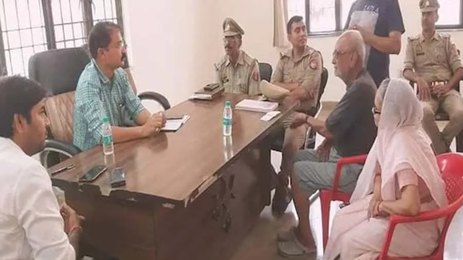 SDMને વૃદ્ધ દંપતીએ કહ્યું- સાહેબ! અમારા દીકરા અમને જાનથી મારવાની ધમકી આપે છે...