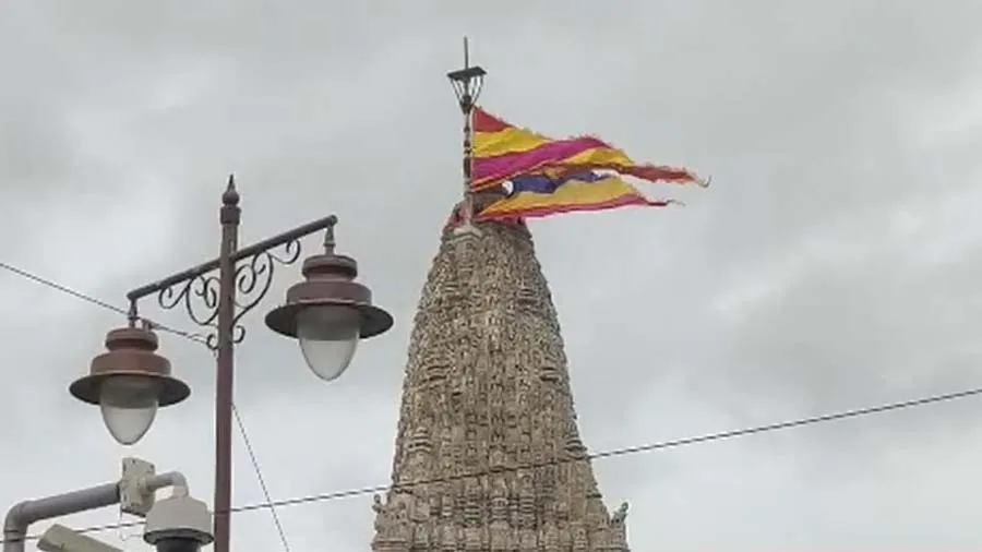 Video: દ્વારકાધીશ મંદિરમાં એકસાથે બે ધજા ચડવાઈ, જાણો કારણ