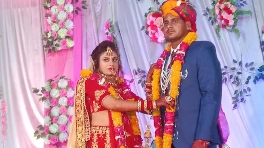 પોલીસ વરરાજાએ દાખલો બેસાડ્યો, એક રૂપિયો અને નારિયેળ સાથે કન્યાને ઘરે લાવ્યો