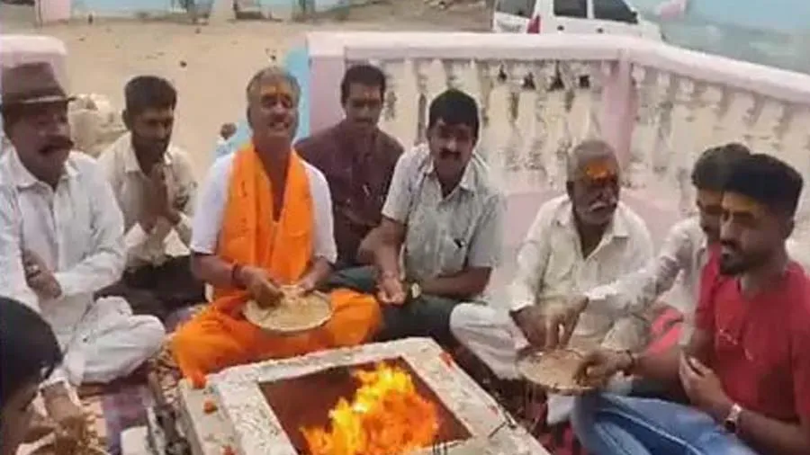 વાવાઝોડા ‘બિપરજોય’ને રોકવા ભાજપના MLA પ્રધુમનસિંહ જાડેજાએ દરિયાકાંઠે હવન કરાવ્યો