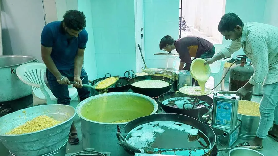 બિપરજોય વાવાઝોડાના અસરગ્રસ્તોની મદદ માટે શ્રી ખોડલધામમાં 15000 ફૂડ પેકેટ તૈયાર