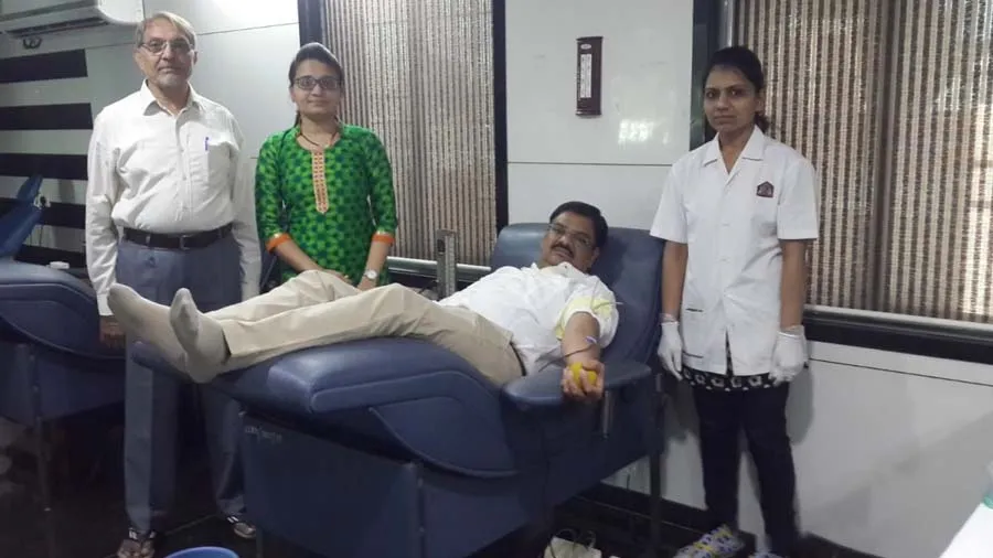 જીવનમાં 121 વખત રક્તદાન કરનાર 61 વર્ષીય ડૉ.મુકેશ નાવડીયા કહે- દાન કરવું એ...