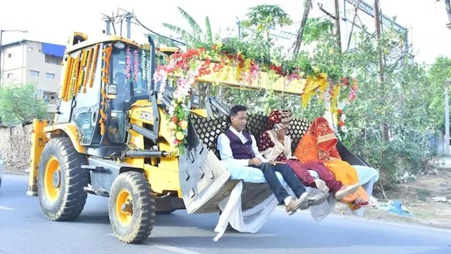 CM યોગીના આ ફેન વરરાજાએ JCBથી કાઢી જાન, દુલ્હનને પણ સાથે બેસાડી કરાવી વિદાઇ