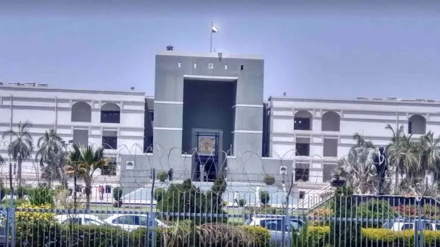 ગુજરાત HCમાં આરોપીઓને જામીન અપાતા ફરિયાદી દંપતીએ જજ સામે ફિનાઈલ પીધી