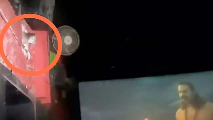 વાનર પ્રેક્ષકોની સાથે થિયેટરમાં 'આદિપુરુષ' જોઈ રહ્યો હતો, લાગ્યા 'જય શ્રી રામ'