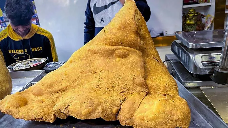 બાહુબલી સમોસુ, વજન 12 કિલો, 30 મિનિટમાં ખાઇને 71000 ઇનામ જીતો