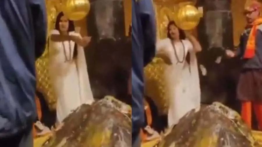 આ લોકોને જરા પણ શરમ નથી, કેદારનાથ મંદિરના ગર્ભગૃહમાં મહિલાએ ઉડાવી નોટો, વીડિયો