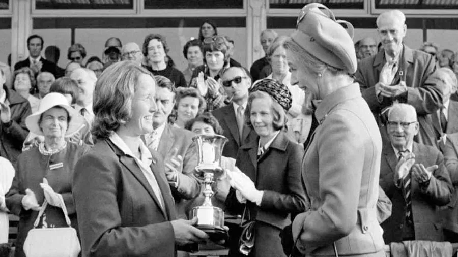 પુરુષોએ નહીં મહિલાઓએ રમ્યો હતો પહેલો વર્લ્ડકપ, 50 વર્ષ પહેલાંની સ્ટોરી જાણો