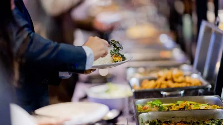 આમંત્રણ વિના લગ્નમાં મેજબાની માણવા પહોંચી ગયા યુવકો, પછી થયા આવા હાલ