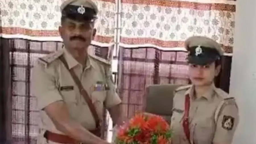 ઓફિસર બનીને પિતાની જ ઓફિસમાં દીકરી પહોંચી, નિવૃત્તિના દિવસે જ તેમનું સ્થાન લીધું