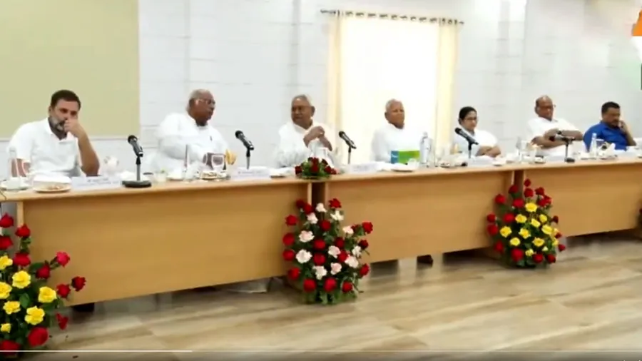 વિપક્ષની મહાબેઠકમાં 27 નેતા, રાહુલ ગાંધીએ કહ્યું-ચોખ્ખું દિલ હોય તો જ સાથે આવજો