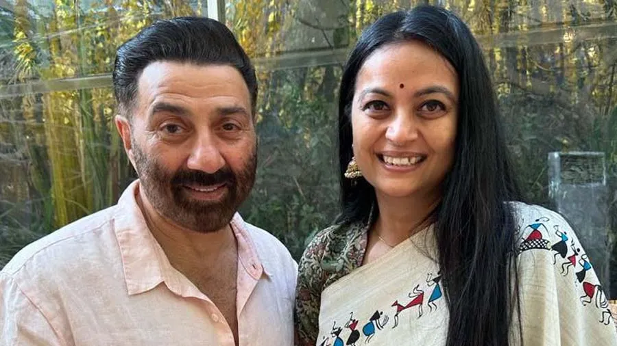 સની દેઓલે ઢાઇ કિલોના હાથ પર સર્વ ધર્મની મહેંદી મુકાવી, જે નિમિષા પારેખે મુકી હતી