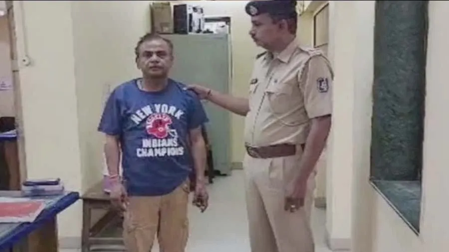 વડોદરામાં પોતાને PMOનો અધિકારી કહીને 2 બાળકોને ખાનગી શાળામાં અપાવ્યું એડમિશન