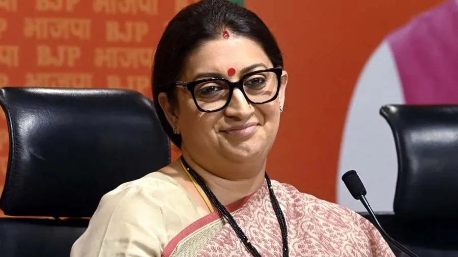 વિપક્ષી એકતા મીટિંગ પર સ્મૃતિ ઈરાનીનો કટાક્ષ-વરુઓ ઝૂંડમાં શિકાર કરે છે, પણ તેઓ..