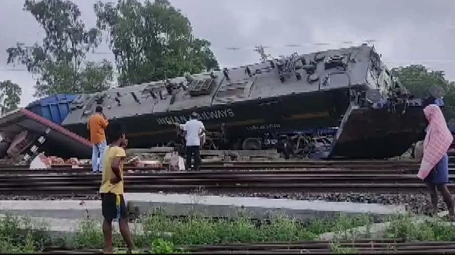 બે માલગાડી એક-બીજા સાથે ટકરાઇ, 12 ડબ્બા ટ્રેક પરથી ઉતર્યા
