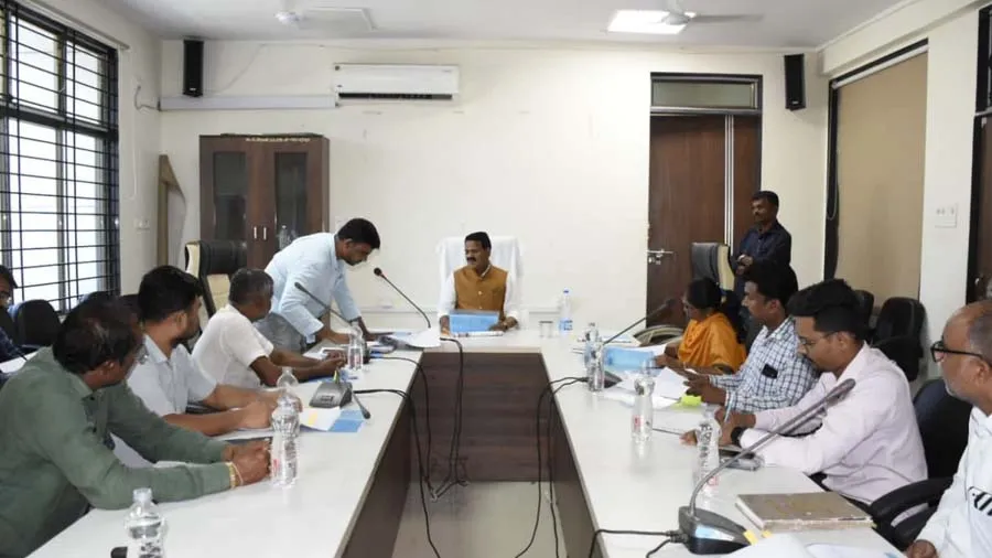 ચોમાસા પહેલા ગટર લાઇન સહિતના કામો ઝડપથી પૂર્ણ કરવા કહેતા મંત્રી કુંવરજી હળપતિ