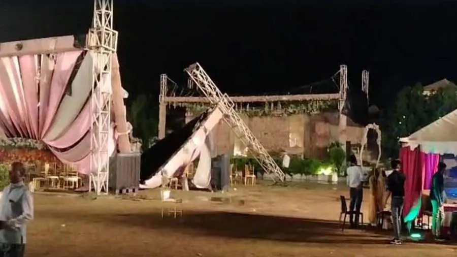 દુલ્હા-દુલ્હન એકબીજાને પહેરાવી રહ્યા હતા વરમાળા, ત્યારે જ અચાનક તૂટી પડ્યો મંડપ
