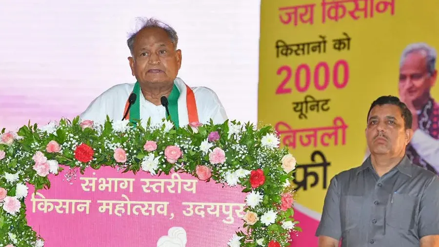 40 લાખ મહિલાને સ્માર્ટફોન અપાશે, 3 વર્ષ માટે મફત ઇન્ટરનેટ:CM ગેહલોતની જાહેરાત