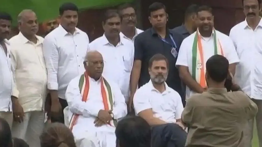 ચૂંટણી અગાઉ તેલંગણામાં કોંગ્રેસનો મોટો દાવ, KCRના ડઝનબંધ નેતાને ખેંચી લાવ્યા