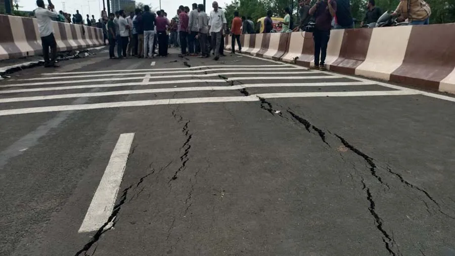 સુરત: 118 કરોડના ખર્ચે હજુ 40 દિવસ પહેલા ખુલ્લા મુકાયેલા પુલ પર ગાબડા પડી ગયા