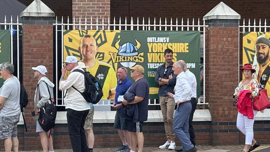 સ્ટાર્કે દિલ જીતી લીધું, પત્નીની કેપ્ટન્સી ડેબ્યૂ જોવા લાઈનમાં રહીને ટિકિટ