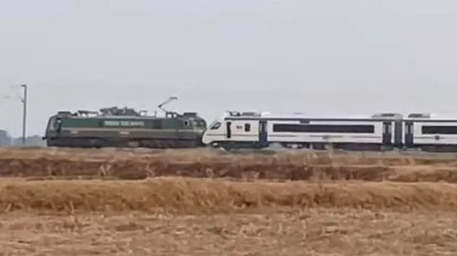 વંદે ભારતને ખેંચીને જતું જૂનું એન્જિન દેખાયું, રેલવે કહે- આ રૂટિન પ્રક્રિયા છે