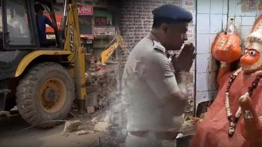 મંદિર તોડતા પહેલા ADCPએ ભગવાનની આરતી ઉતારી, પછી મંદિર-મઝાર પર બુલડોઝર ચલાવ્યું