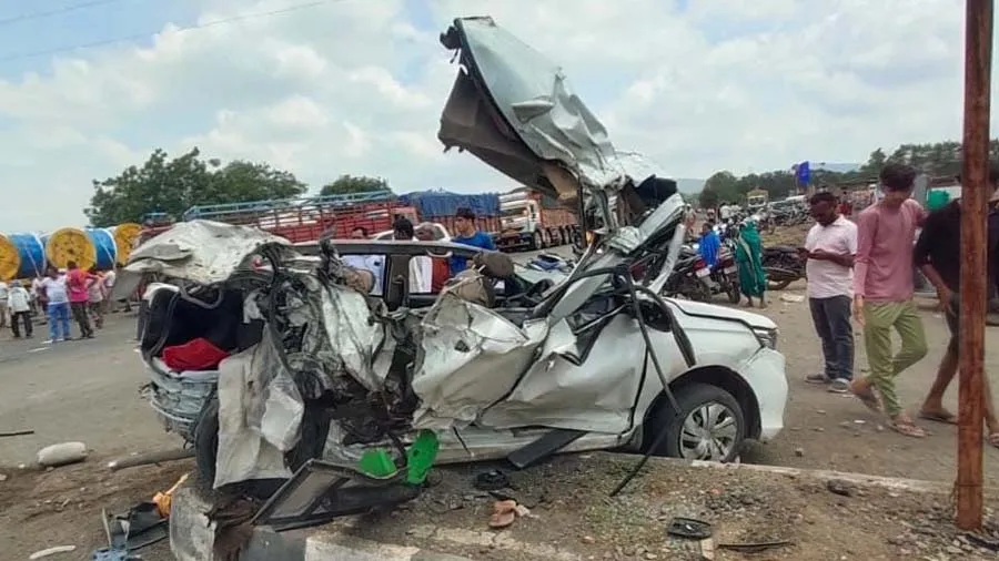 મહારાષ્ટ્ર: બેકાબુ કન્ટેનરે કારને ટક્કર મારી 10 લોકોને કચડી માર્યા,કારના ફુરચા