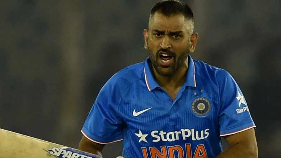 મેદાન પર ખૂબ જ ગાળો બોલે છે ધોની, સાથી ખેલાડીએ કર્યો ખુલાસો