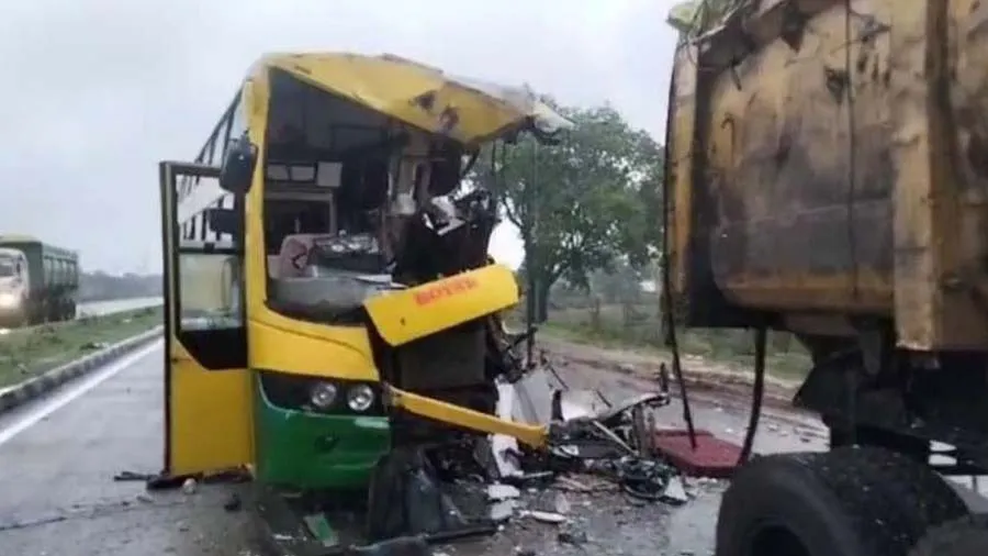 BJP કાર્યકર્તાઓની બસ ટ્રેલર સાથે ટકરાઇ, 2 લોકોના મોત