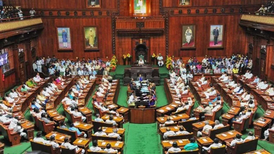 વિધાનસભા સત્ર દરમિયાન અંદર ઘૂસ્યો અજાણ્યો શખ્સ, પોતાને MLA કહેતા મચ્યો હાહાકાર