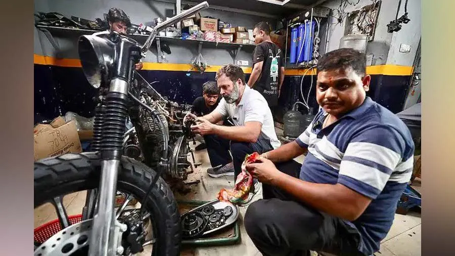 મિકેનિકોને મળવા પહોચ્યા રાહુલ, લગ્નના સવાલ પર જવાબ... બોલ્યા-  મારી પાસે KTM...