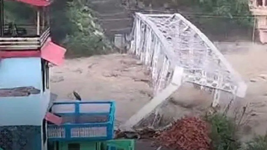 મુશળધાર વરસાદથી હિમાચલમાં હાહાકાર, મંડીમાં વહી ગયો 40 વર્ષ જૂનો પુલ, જુઓ વીડિયો