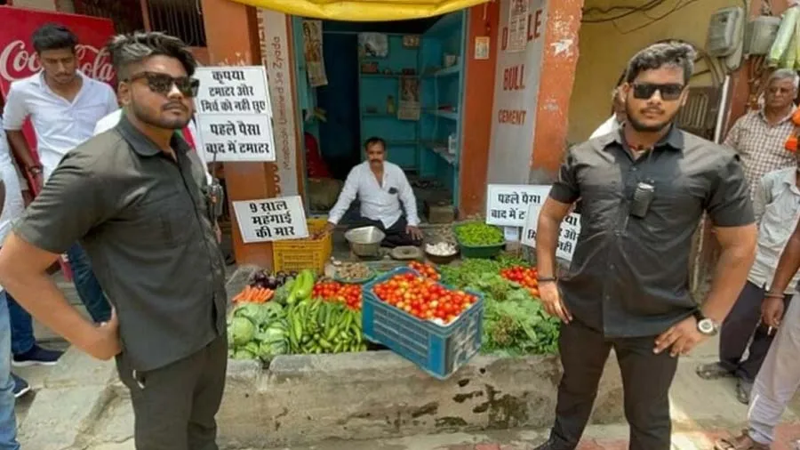 બનારસમાં ટામેટાની સુરક્ષા માટે બાઉન્સર રખાયા, જુઓ વીડિયો